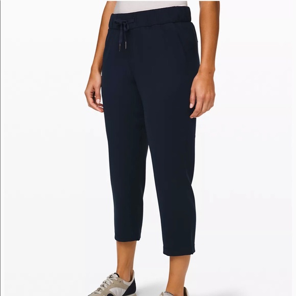 lululemon athletica Pants - Lululemon Navy On the Fly Mid Rise Crop TravelWoven Pants Size 4
